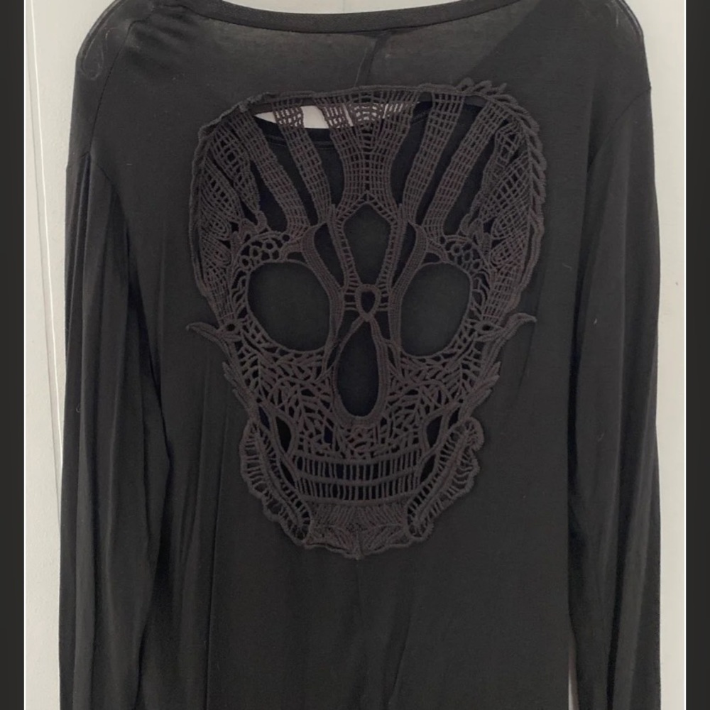 long sleeve shirt w/ crochet skull back detailing.